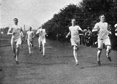 C.H. Jupp gewinnt den 220 Yards Challenge Cup, Illustration aus The King, 25. Mai 1901 von English Photographer